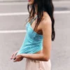 Top bandeau con cuello halter – Rayas blancas y turquesas Top bandeau con cuello halter – Rayas blancas y turquesas