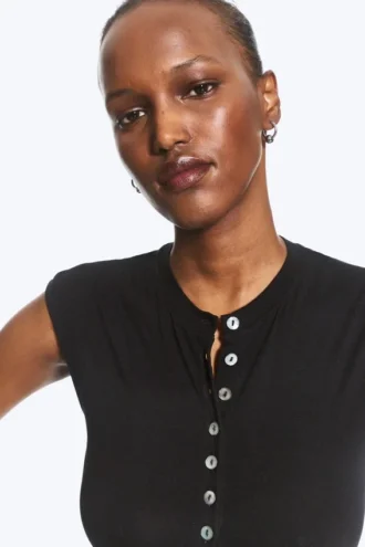 Top con botones de perla – Negro – Botones de perla