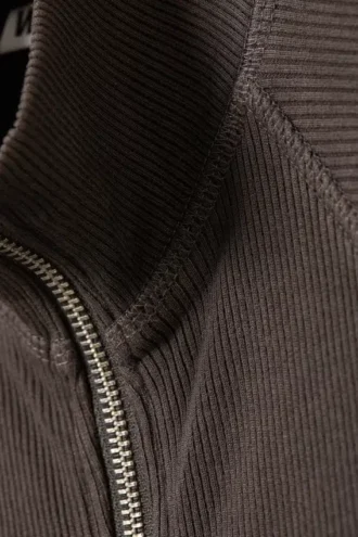 Top con cuello alto acanalado y cremallera – Gris oscuro