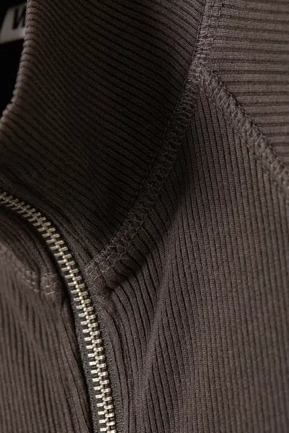 Top con cuello alto acanalado y cremallera – Gris oscuro Top con cuello alto acanalado y cremallera – Gris oscuro