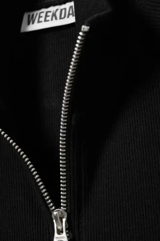 Top con cuello alto acanalado y cremallera – Negro