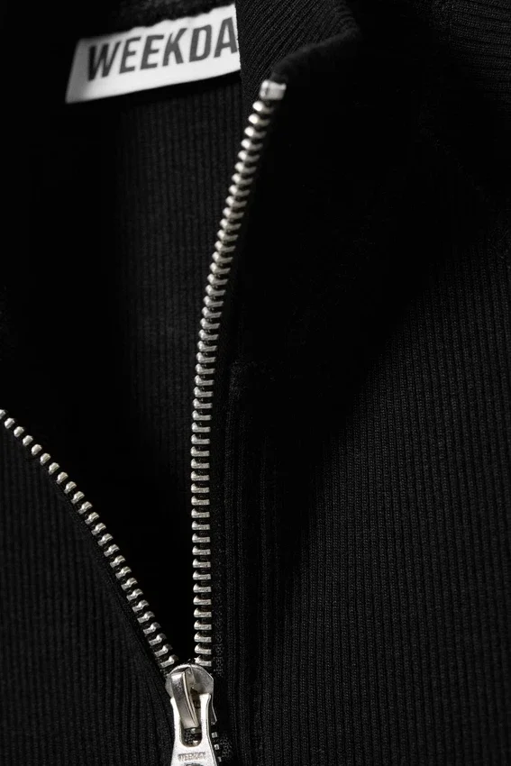 Top con cuello alto acanalado y cremallera – Negro Top con cuello alto acanalado y cremallera – Negro