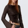 Top con cuello barco, fruncido y mangas acampanadas – Marrón oscuro Top con cuello barco, fruncido y mangas acampanadas – Marrón oscuro