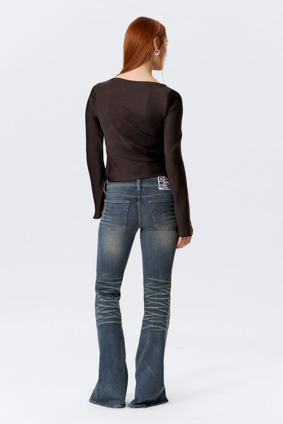 Top con cuello barco, fruncido y mangas acampanadas – Marrón oscuro Top con cuello barco, fruncido y mangas acampanadas – Marrón oscuro