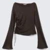 Top con cuello barco, fruncido y mangas acampanadas – Marrón oscuro Top con cuello barco, fruncido y mangas acampanadas – Marrón oscuro