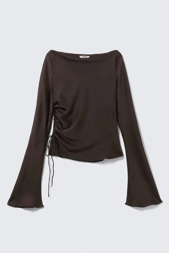 Top con cuello barco, fruncido y mangas acampanadas – Marrón oscuro Top con cuello barco, fruncido y mangas acampanadas – Marrón oscuro