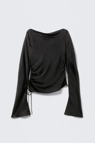 Top con cuello barco fruncido y mangas acampanadas – Negro
