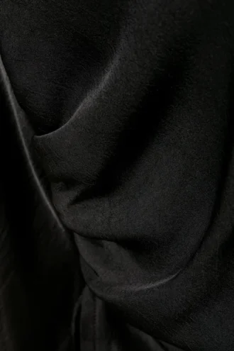 Top con cuello barco fruncido y mangas acampanadas – Negro