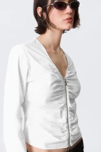 Top con cuello en V fruncido y cremallera – Blanco