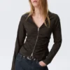 Top con cuello en V fruncido y cremallera – Marrón oscuro