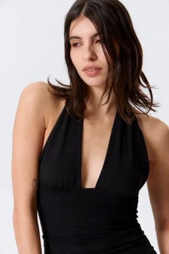 Top con cuello halter profundo – Negro