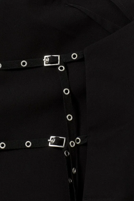 Top con cuello halter y detalles de ojales – Negro Top con cuello halter y detalles de ojales – Negro