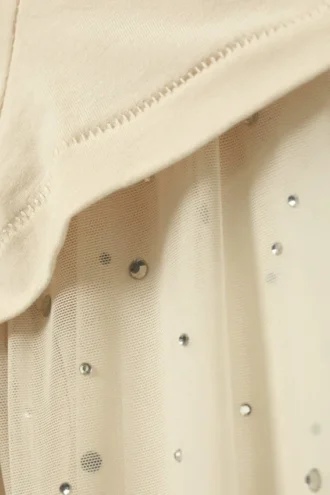 Top con mangas de malla con pedrería – Beige