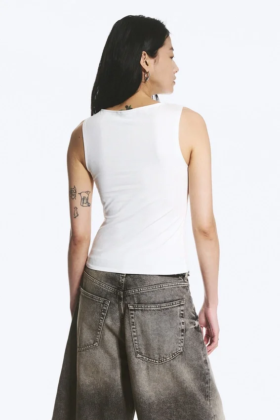 Top con tirantes y cuello en V – Blanco Top con tirantes y cuello en V – Blanco
