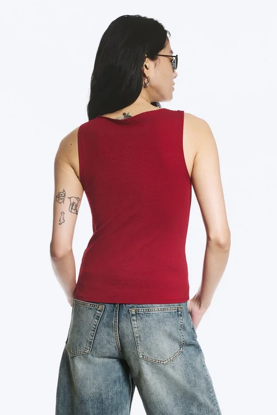 Top con tirantes y cuello en V – Rojo oscuro Top con tirantes y cuello en V – Rojo oscuro