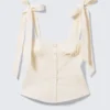 Top corsé ajustado con lazo – Blanco roto