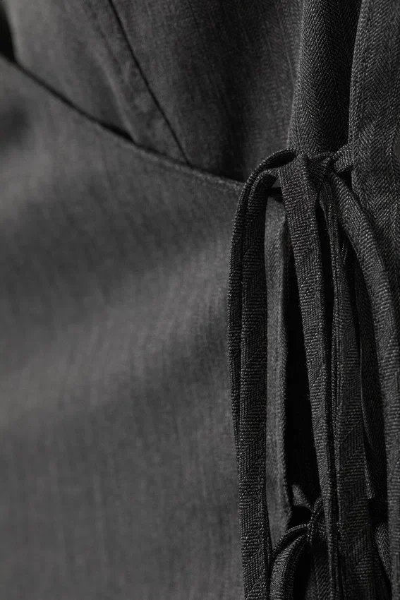 Top cruzado asimétrico con tirantes – Gris oscuro jaspeado Top cruzado asimétrico con tirantes – Gris oscuro jaspeado