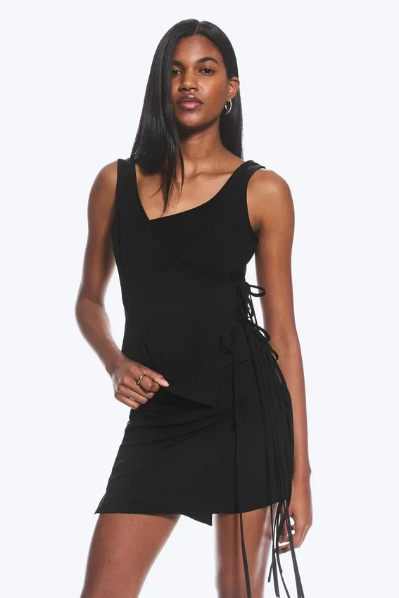 Top cruzado asimétrico con tirantes – Negro Top cruzado asimétrico con tirantes – Negro