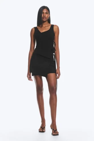 Top cruzado asimétrico con tirantes – Negro