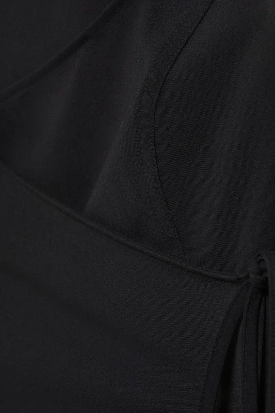 Top cruzado asimétrico con tirantes – Negro Top cruzado asimétrico con tirantes – Negro