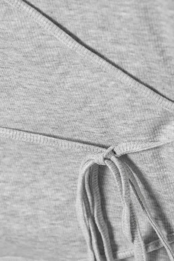 Top cruzado con cuello halter – Gris jaspeado Top cruzado con cuello halter – Gris jaspeado