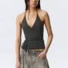 Top cruzado con cuello halter – Gris oscuro Top cruzado con cuello halter – Gris oscuro