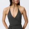 Top cruzado con cuello halter – Gris oscuro Top cruzado con cuello halter – Gris oscuro