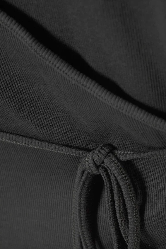 Top cruzado con cuello halter – Gris oscuro Top cruzado con cuello halter – Gris oscuro