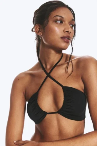Top de bikini bandeau con fruncidos y cuello halter – Negro Top de bikini bandeau con fruncidos y cuello halter – Negro