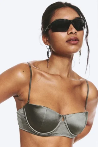 Top de bikini con aros y relleno – Gris empolvado