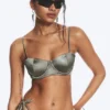 Top de bikini con aros y relleno – Gris empolvado Top de bikini con aros y relleno – Gris empolvado