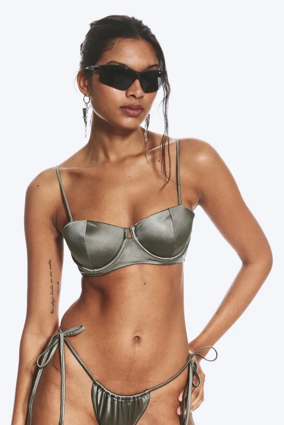 Top de bikini con aros y relleno – Gris empolvado Top de bikini con aros y relleno – Gris empolvado