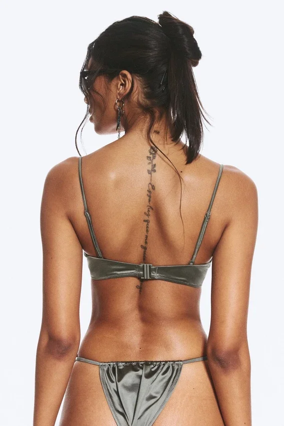Top de bikini con aros y relleno – Gris empolvado Top de bikini con aros y relleno – Gris empolvado