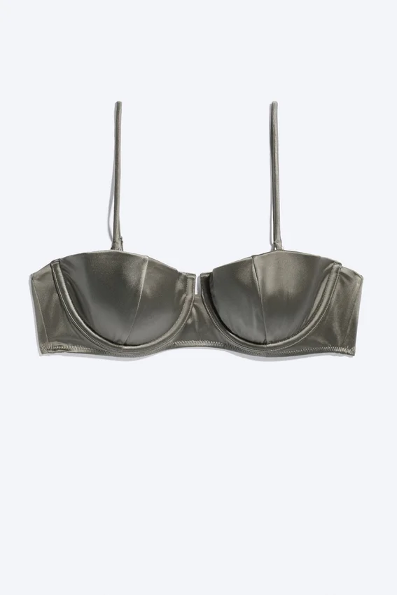 Top de bikini con aros y relleno – Gris empolvado Top de bikini con aros y relleno – Gris empolvado