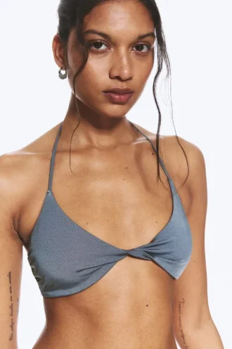 Top de bikini con cuello halter – Azul empolvado – Brillo