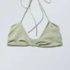 Top de bikini con cuello halter – Caqui claro apagado Top de bikini con cuello halter – Caqui claro apagado