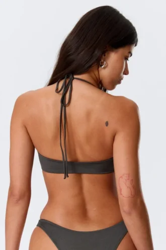 Top de bikini con cuello halter – Gris oscuro