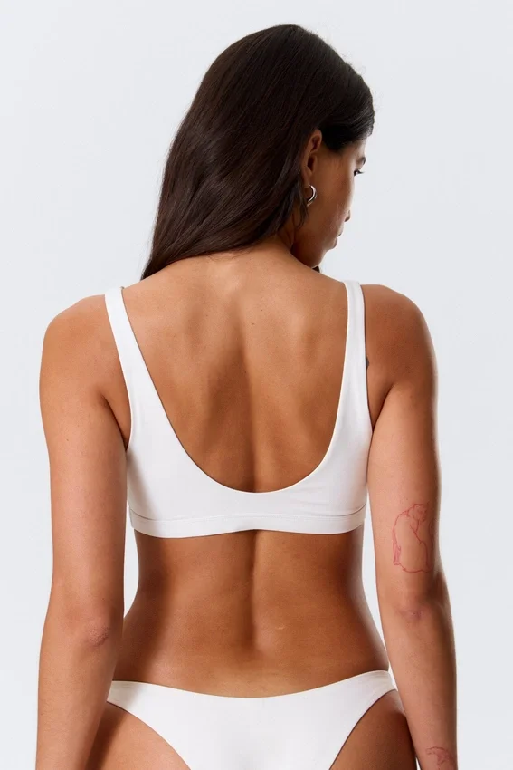 Top de bikini con escote pronunciado y ajuste elástico – Blanco Top de bikini con escote pronunciado y ajuste elástico – Blanco