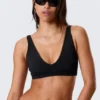 Top de bikini con escote pronunciado y ajuste elástico – Negro Top de bikini con escote pronunciado y ajuste elástico – Negro