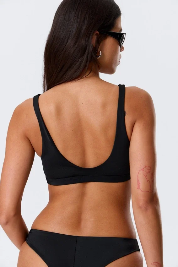 Top de bikini con escote pronunciado y ajuste elástico – Negro Top de bikini con escote pronunciado y ajuste elástico – Negro