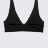 Top de bikini con escote pronunciado y ajuste elástico – Negro Top de bikini con escote pronunciado y ajuste elástico – Negro
