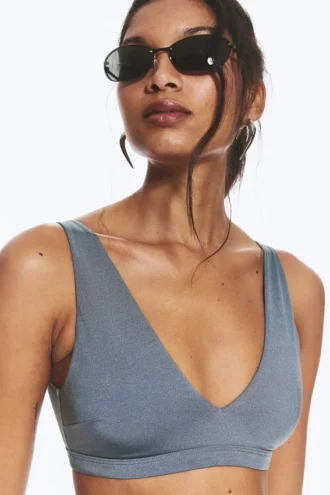 Top de bikini con escote pronunciado y corte elástico – Azul empolvado – Brillo
