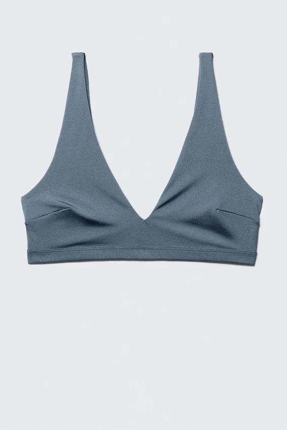 Top de bikini con escote pronunciado y corte elástico – Azul empolvado – Brillo Top de bikini con escote pronunciado y corte elástico – Azul empolvado – Brillo