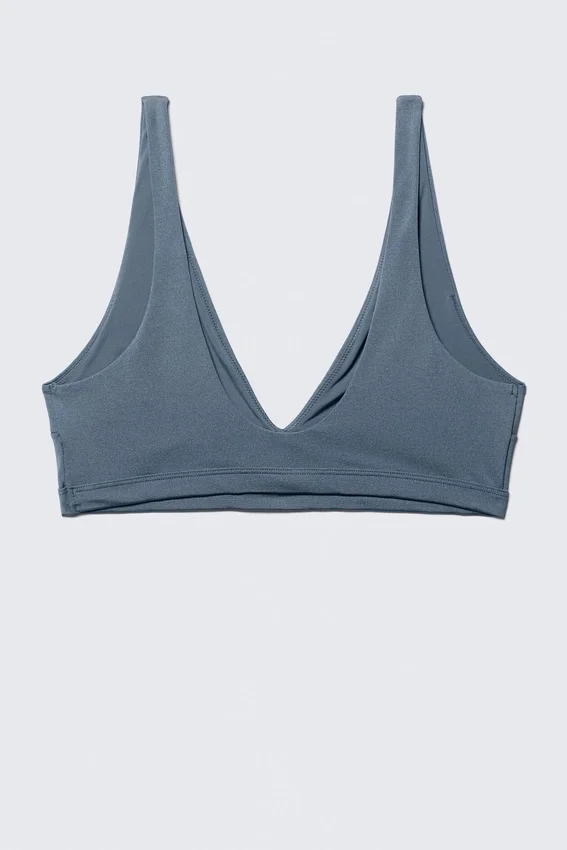 Top de bikini con escote pronunciado y corte elástico – Azul empolvado – Brillo Top de bikini con escote pronunciado y corte elástico – Azul empolvado – Brillo