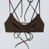 Top de bikini con tirantes cruzados a la espalda – Marrón oscuro Top de bikini con tirantes cruzados a la espalda – Marrón oscuro