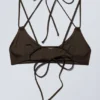 Top de bikini con tirantes cruzados a la espalda – Marrón oscuro Top de bikini con tirantes cruzados a la espalda – Marrón oscuro