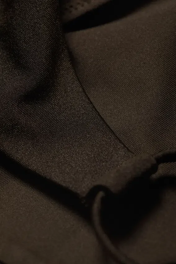 Top de bikini con tirantes cruzados a la espalda – Marrón oscuro Top de bikini con tirantes cruzados a la espalda – Marrón oscuro