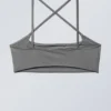 Top de bikini cruzado en la parte delantera – Gris brillante Top de bikini cruzado en la parte delantera – Gris brillante