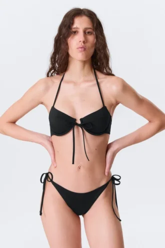 Top de bikini halter con tirantes y aros – Negro
