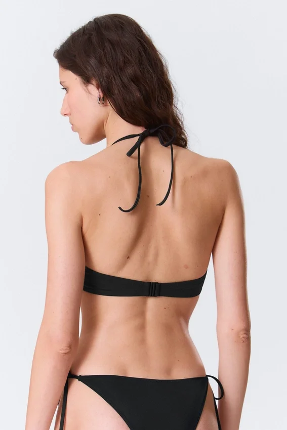 Top de bikini halter con tirantes y aros – Negro Top de bikini halter con tirantes y aros – Negro
